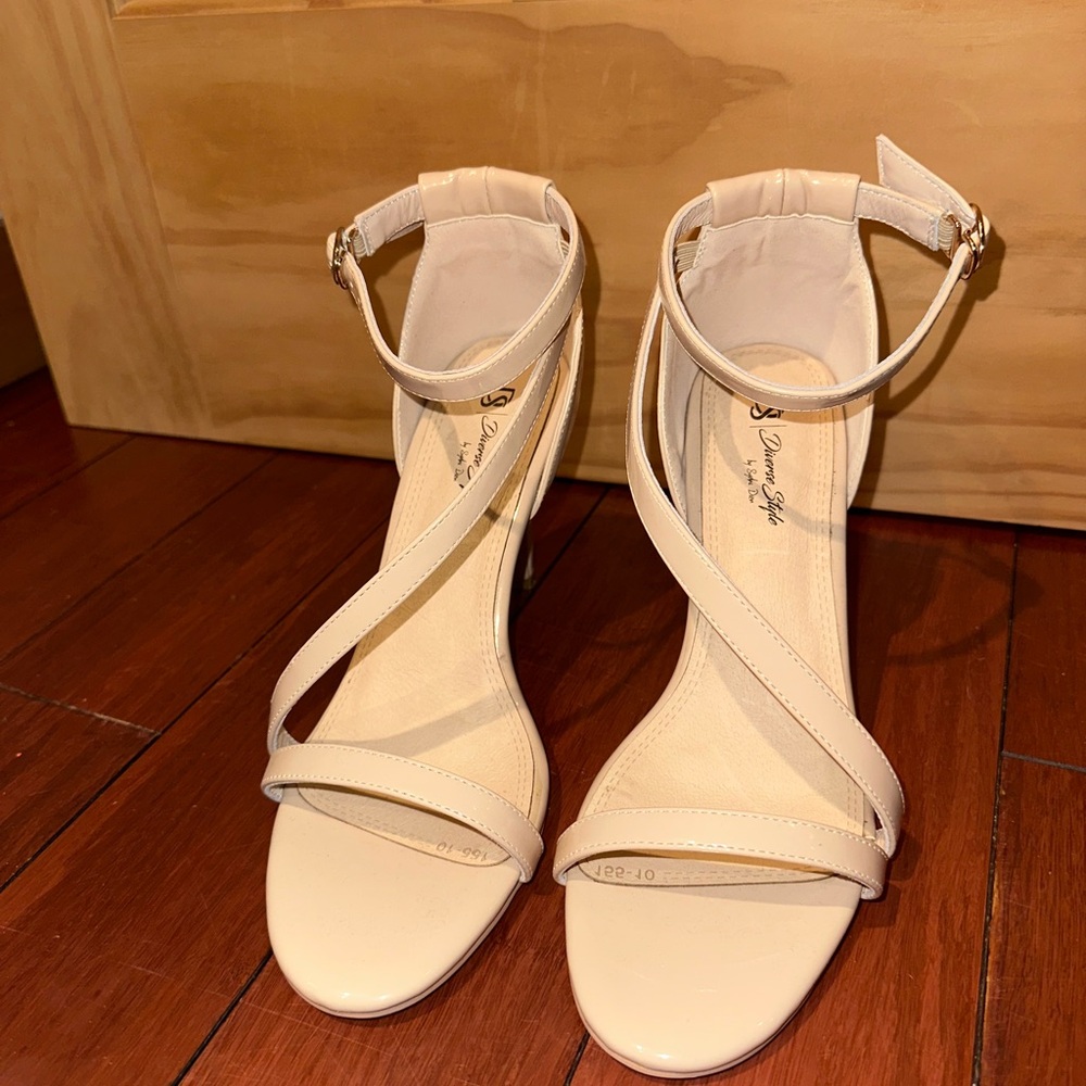 Diverse Style Crossover Strap Heel - Cashew